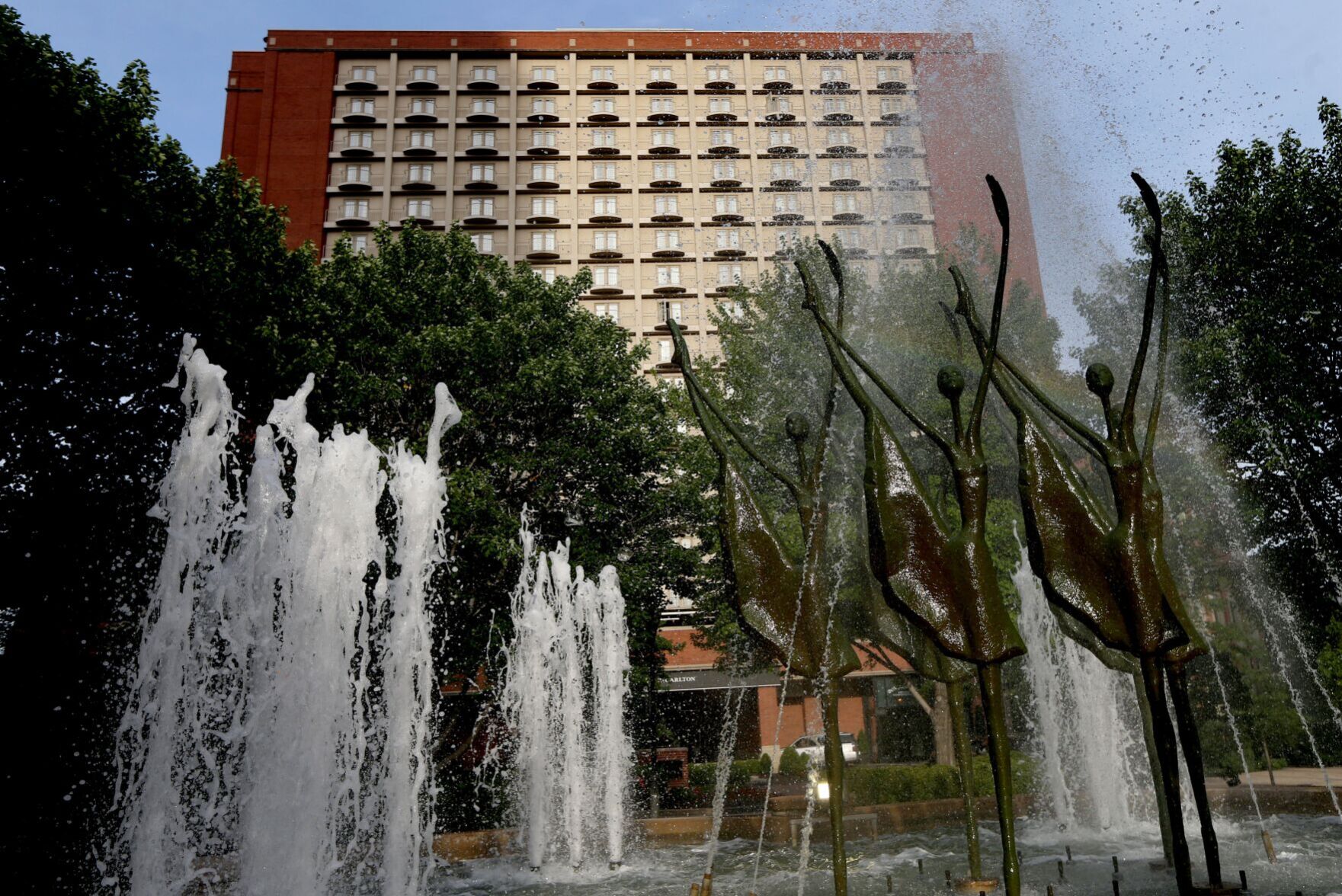 Warum besitzt Centene das Ritz-Carlton in Clayton?  Der Gesundheitsgigant sagt, es sei nur das Geschäft